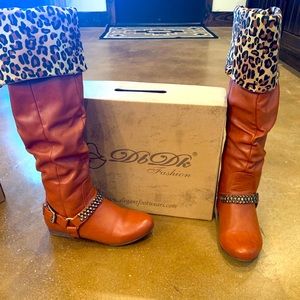 Leopard cognac boots